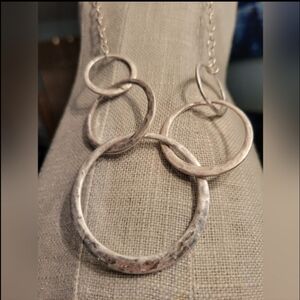 🛒🛍️💥NWT Howards silver multi circle necklace beautiful detail